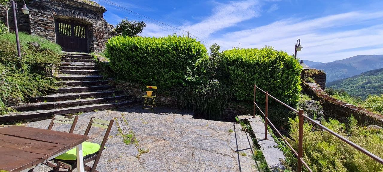 Apartamento-Madera-con-Detalle-de-la-Terraza
