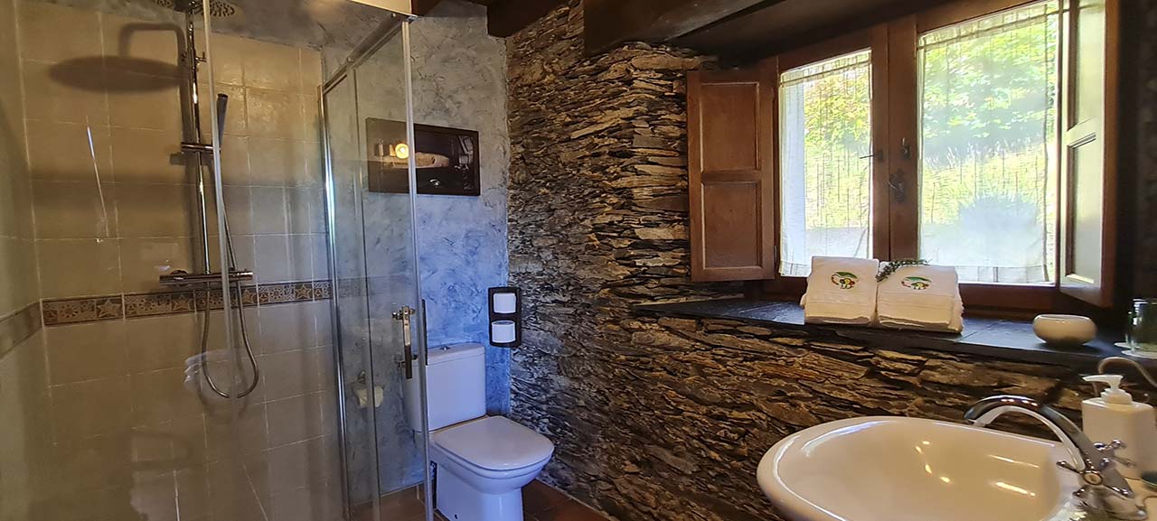 Apartamento-Madera-con-Detalle-del-Bano