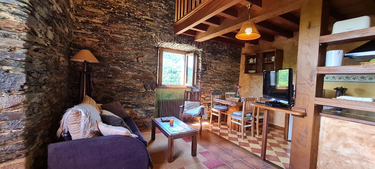 Apartamento-Madera-con-Detalle-del-Salon