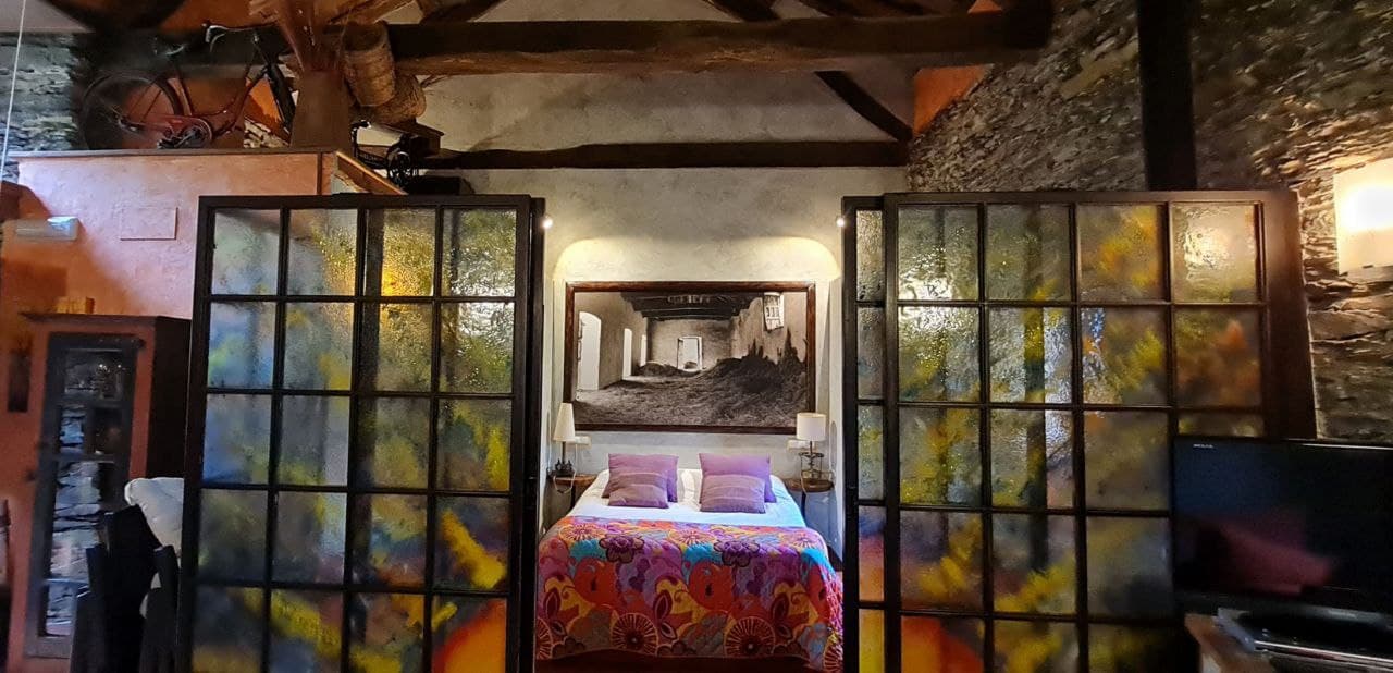 Apartamento-Terra-Detalle-Mampara-y-Cama